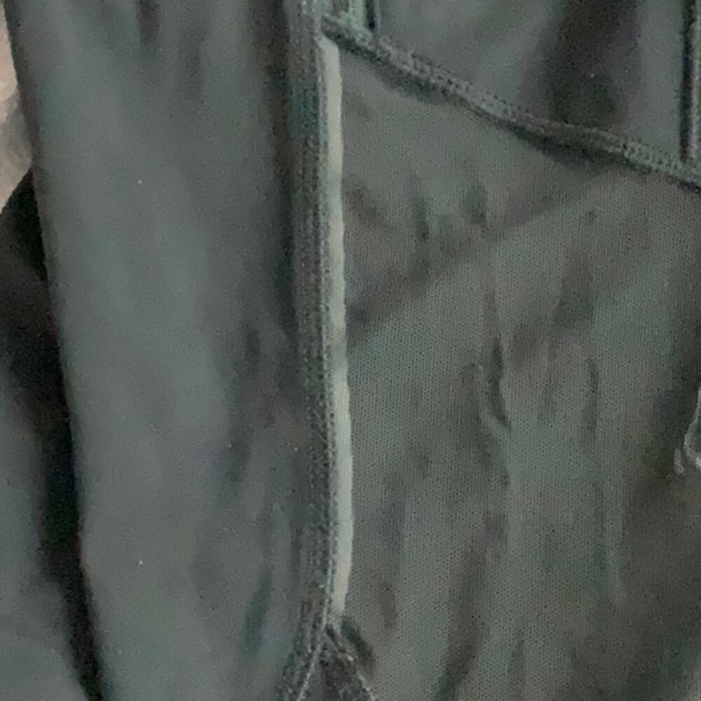 LuLuLemon Tight Mesh Inset Zipper Pockets Capri - Picture 11 of 13